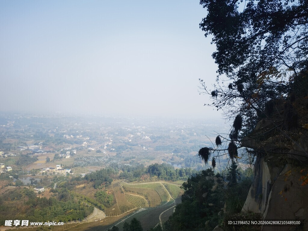俯瞰山间城市美景