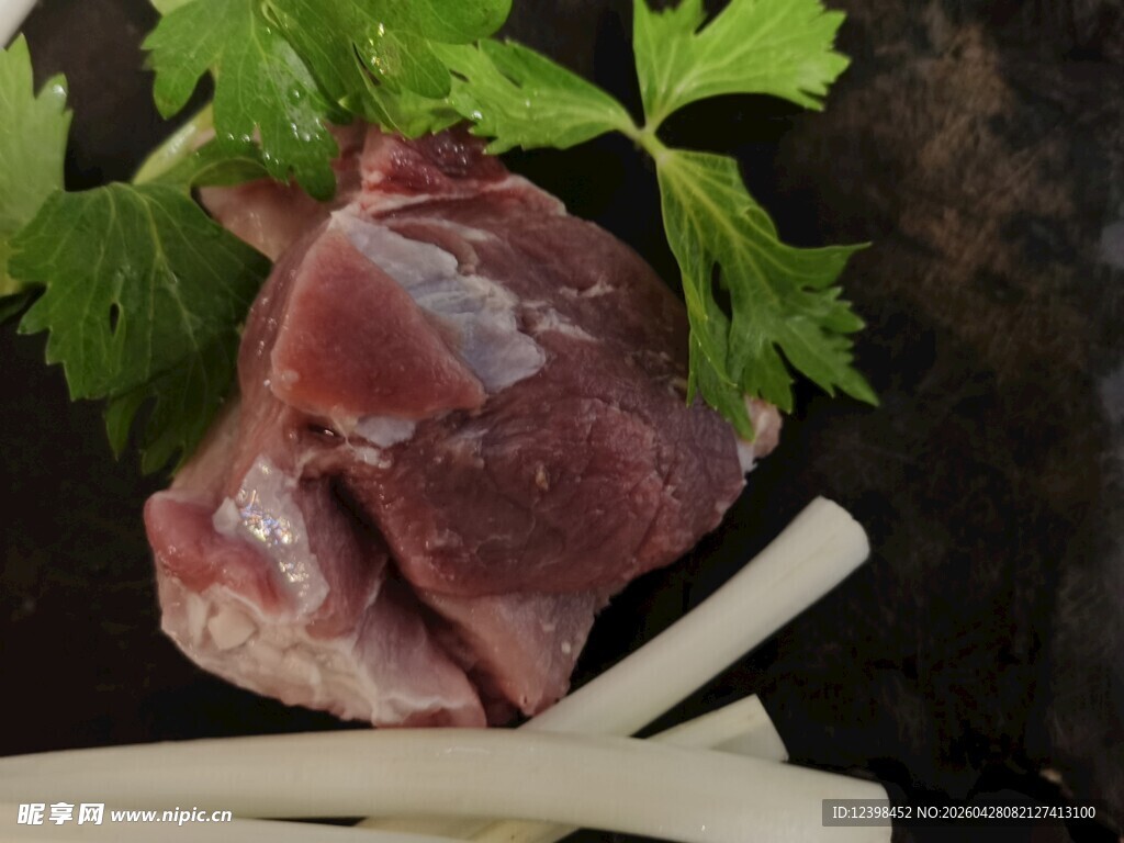 新鲜生牛肉配香菜与根茎