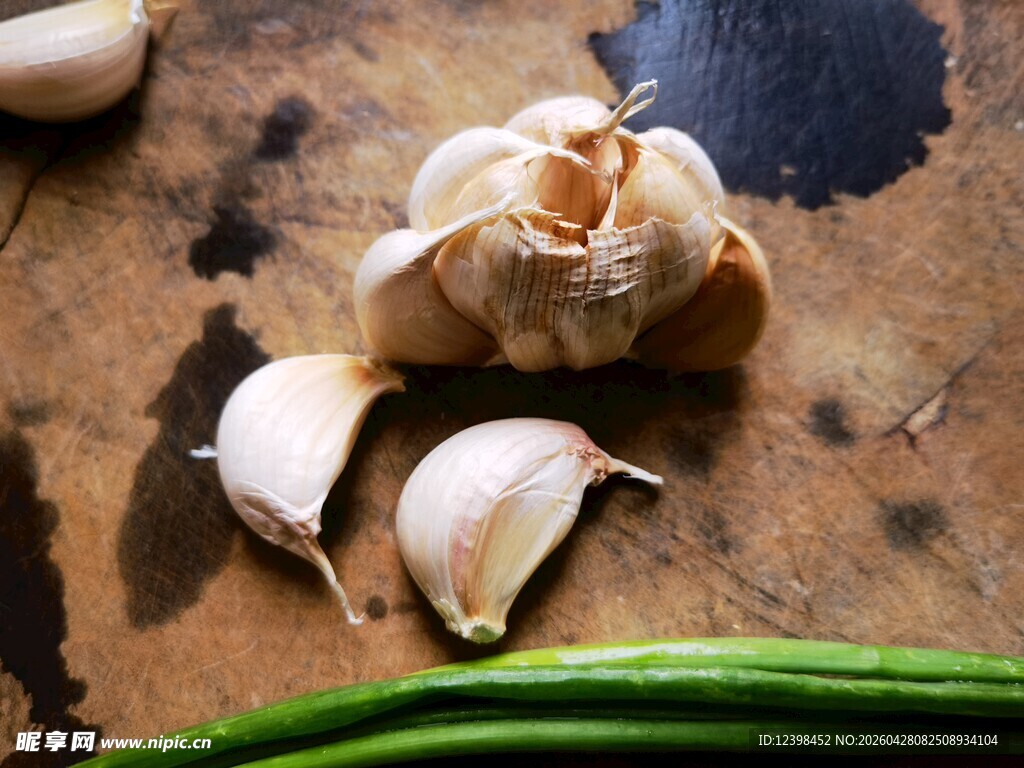 新鲜大蒜与翠绿葱的组合