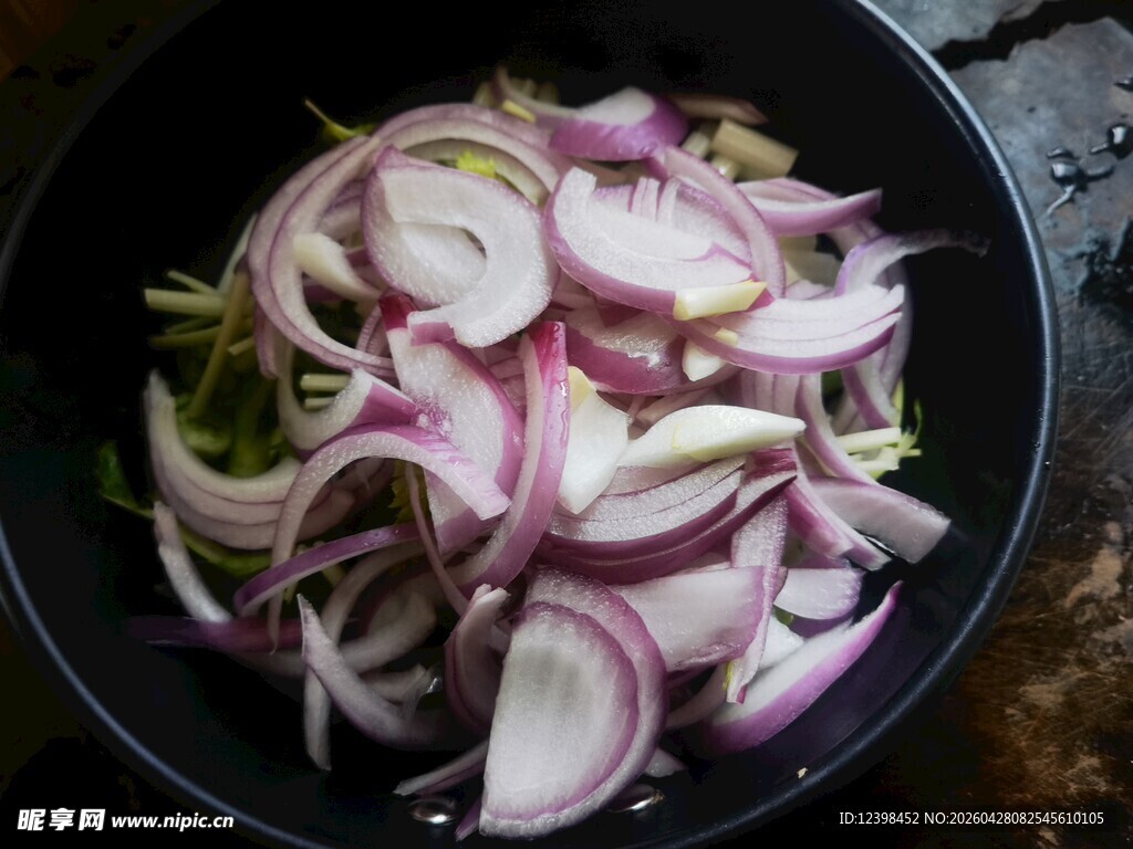 锅中切好的新鲜洋葱片