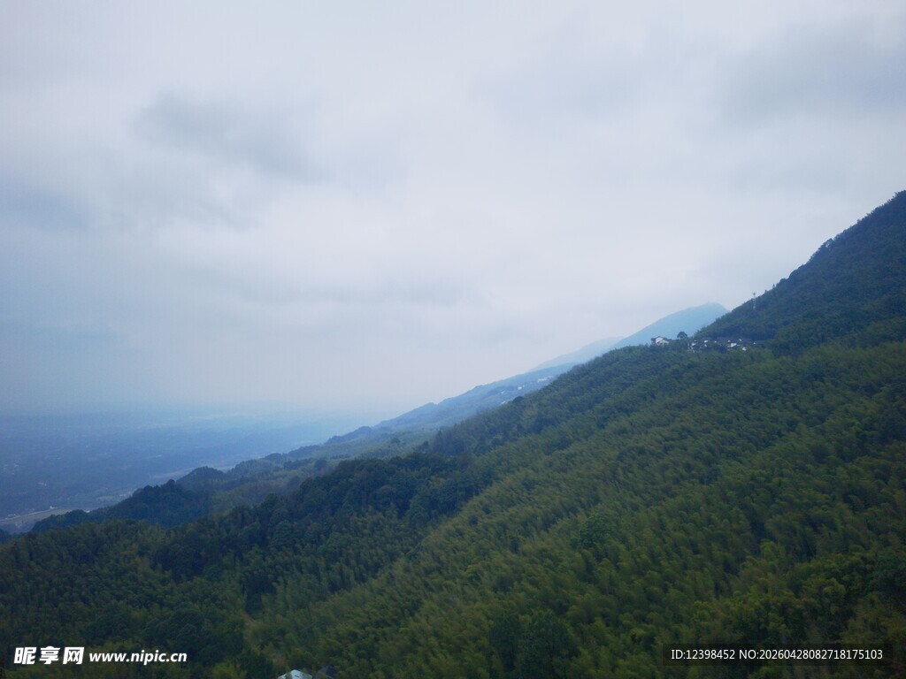 山间云雾缭绕的翠绿景致