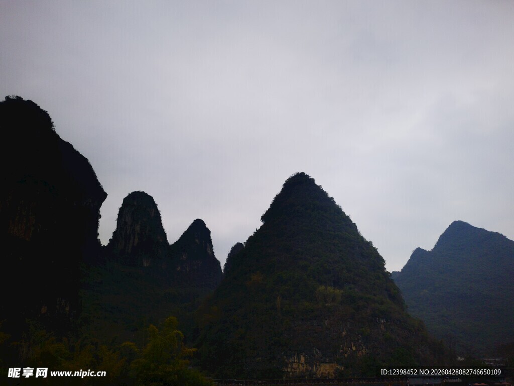 云雾缭绕的秀丽山峰
