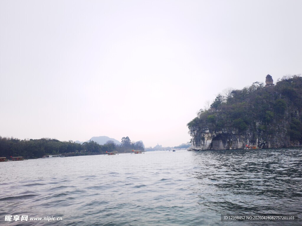 江景风光水面与岸边景致