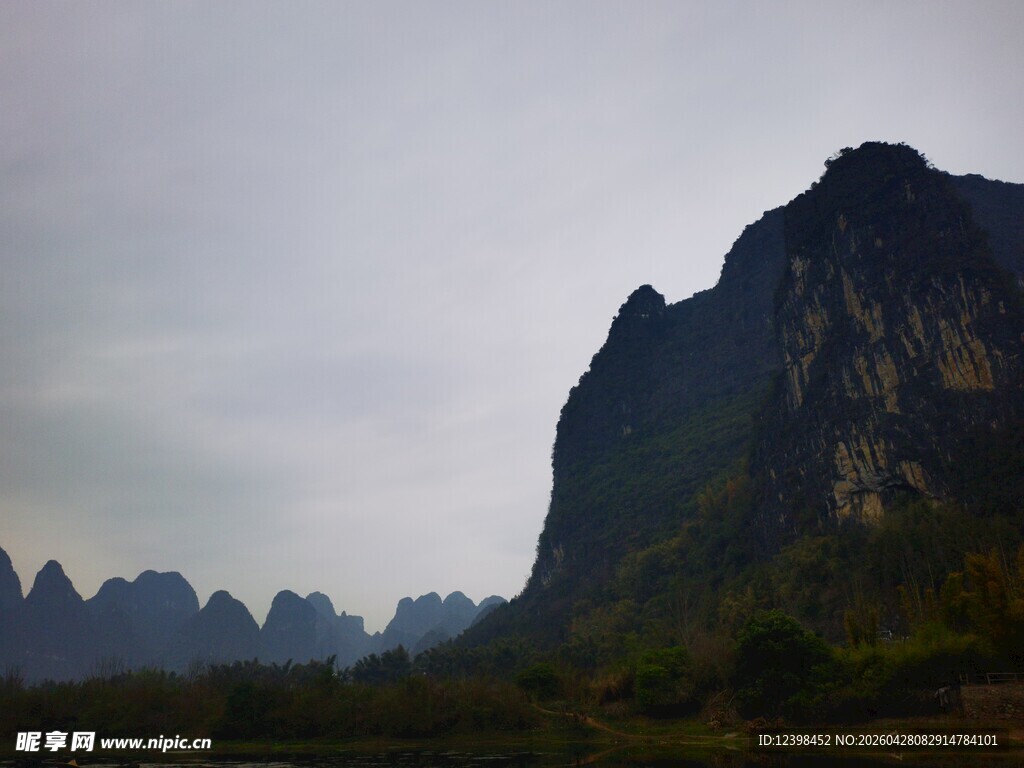 壮丽山峰景观