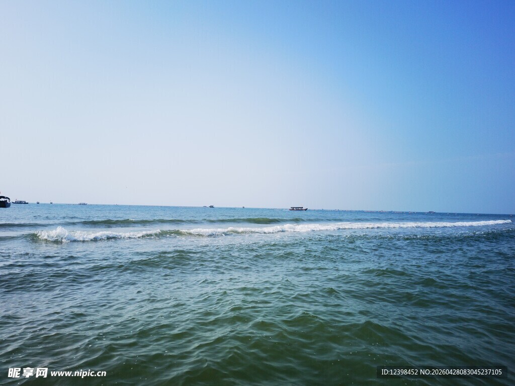 碧海蓝天的辽阔海面