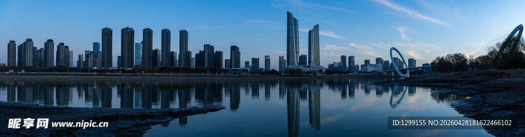 城市河畔天际线景观