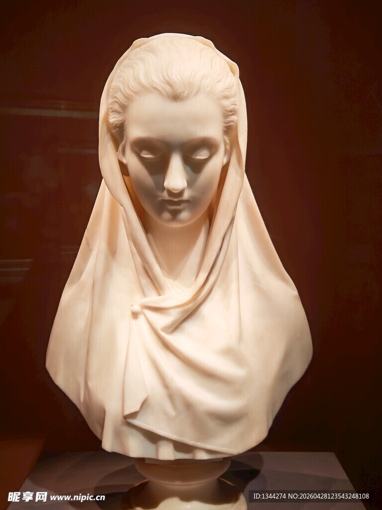 女性头像雕塑