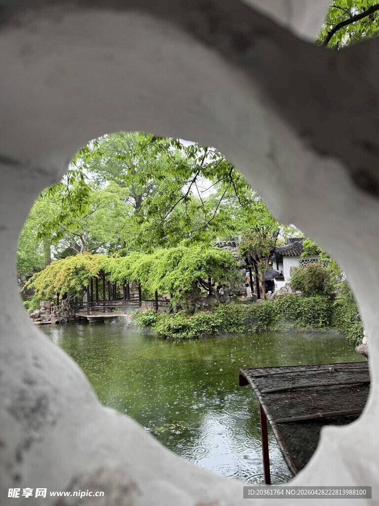 透过孔洞赏中式园林水景