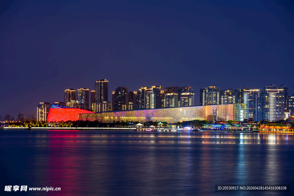 苏州文化艺术中心和金鸡湖夜景