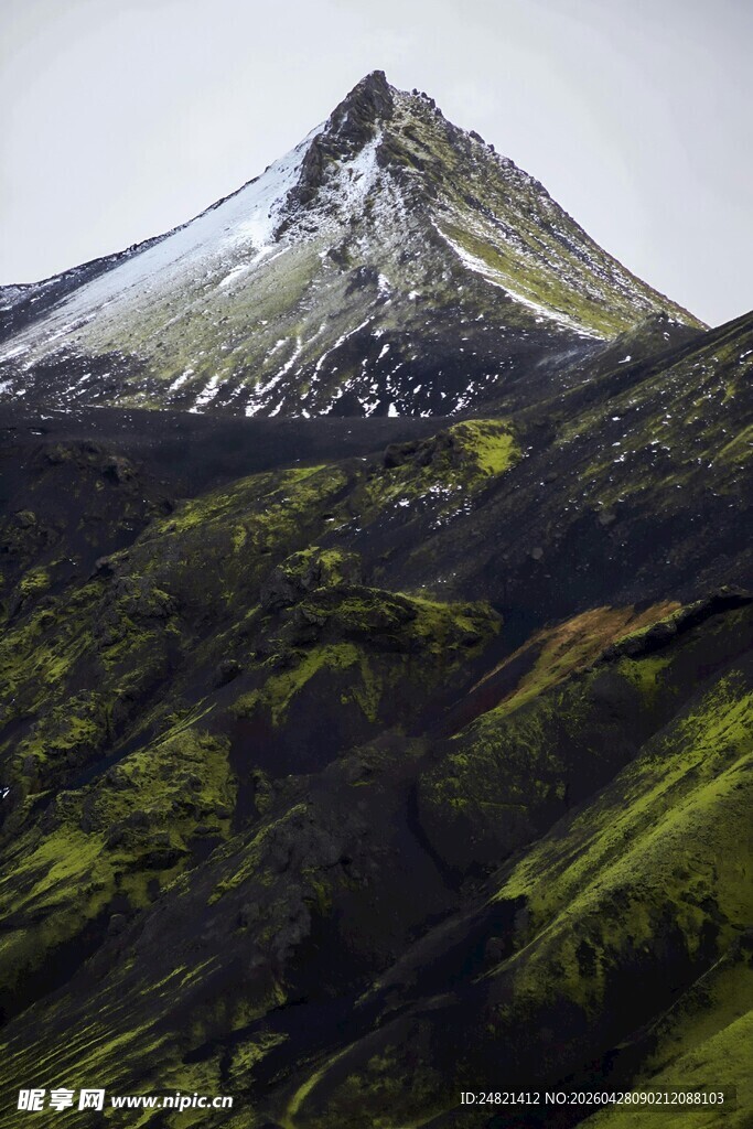 巍峨雪山下的翠绿山峦