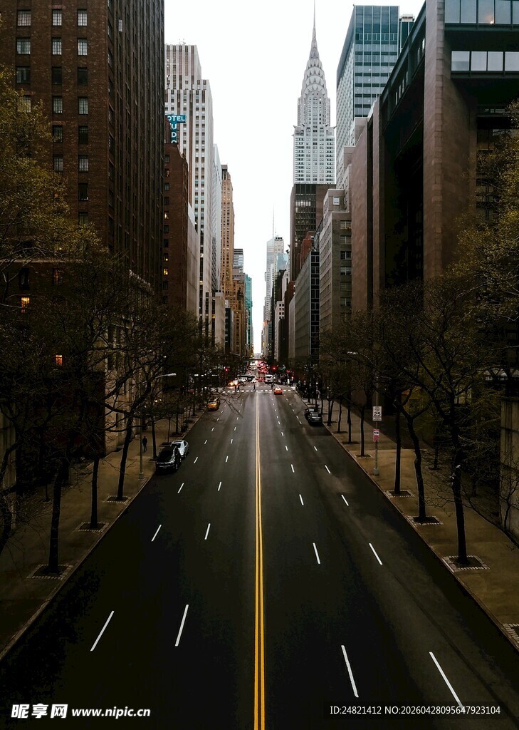 城市宽阔街道与高楼景观