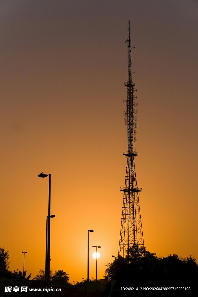 夕阳下的通信塔剪影