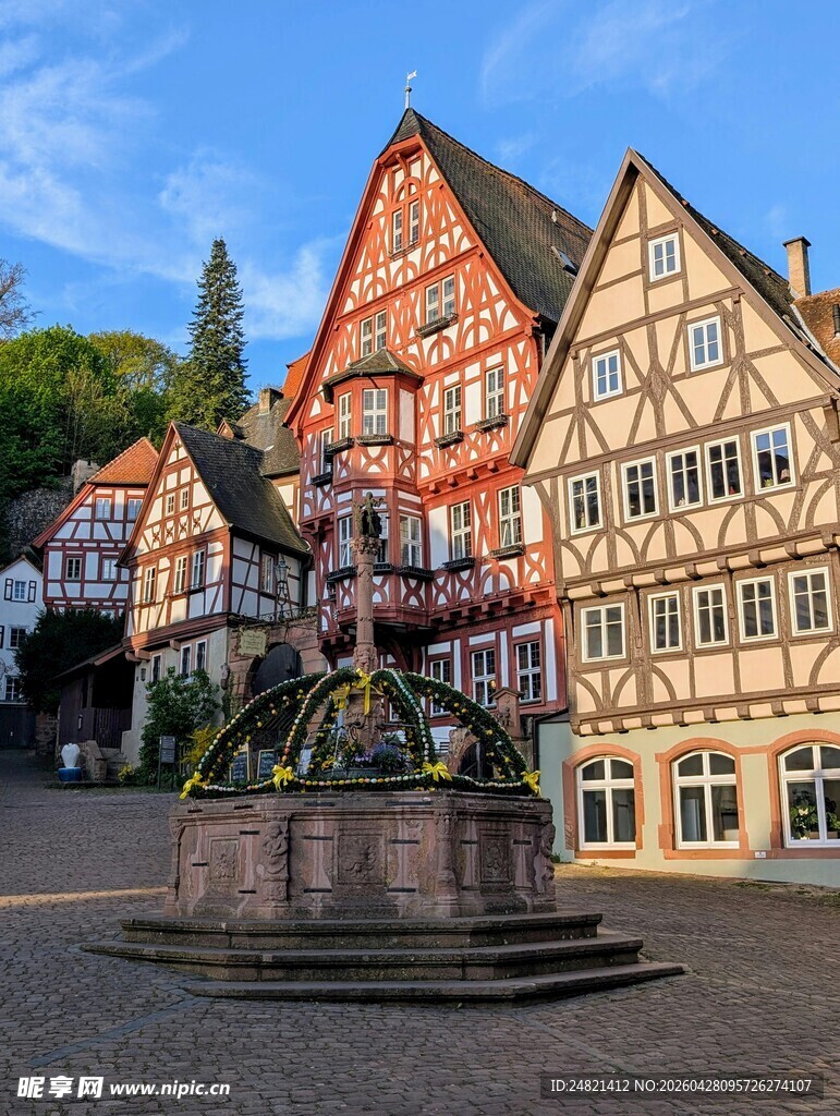 欧洲小镇多彩建筑与喷泉