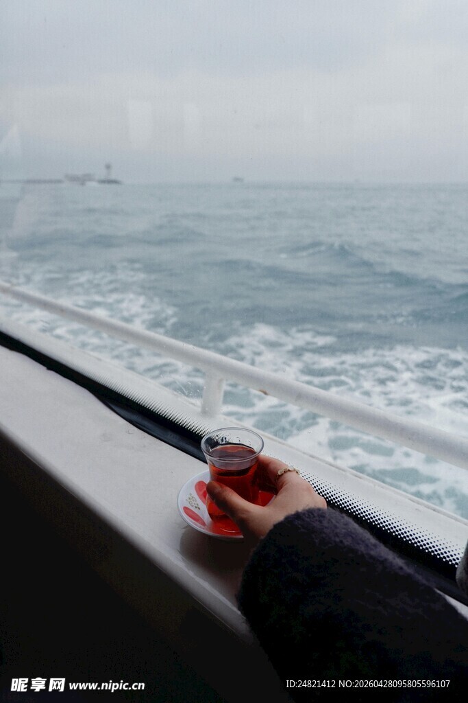 海上窗边的惬意咖啡时光