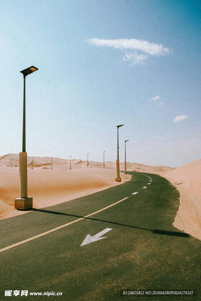沙漠中延伸的绿色道路
