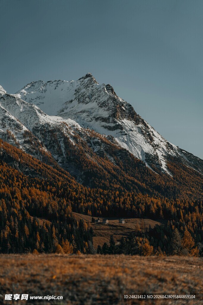 秋日雪山下的壮丽风景