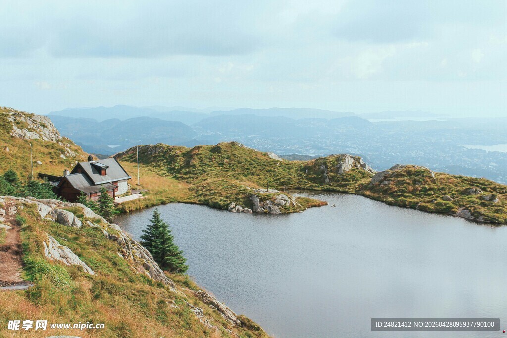 山间静谧湖泊与周边景致