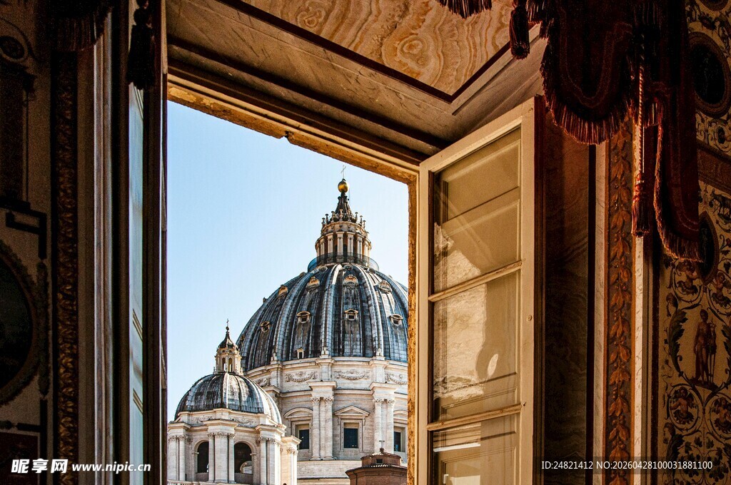透过窗户看宏伟圆顶建筑
