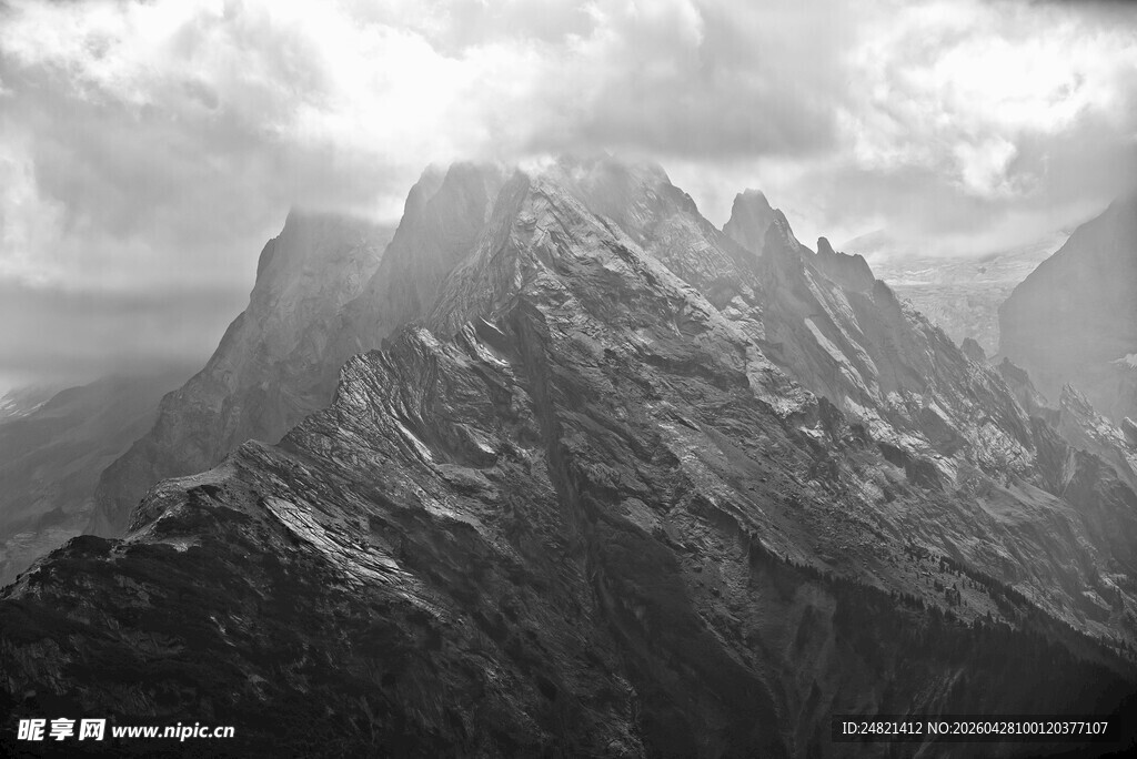 巍峨山脉云雾缭绕景观