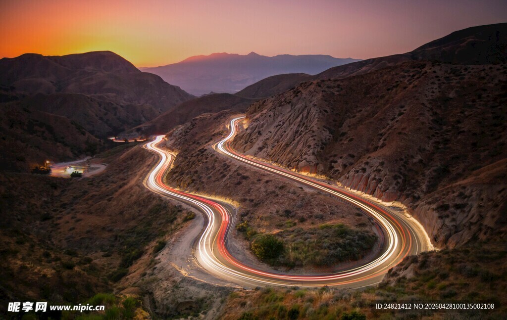 夕阳下的蜿蜒山间公路
