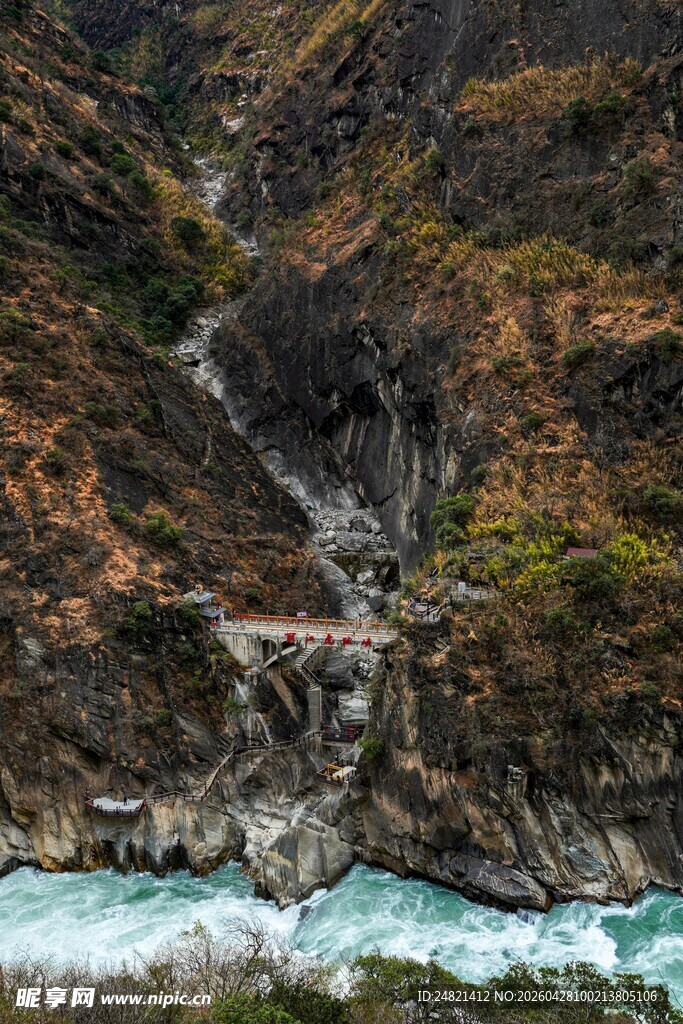 山间河流上的古老桥梁