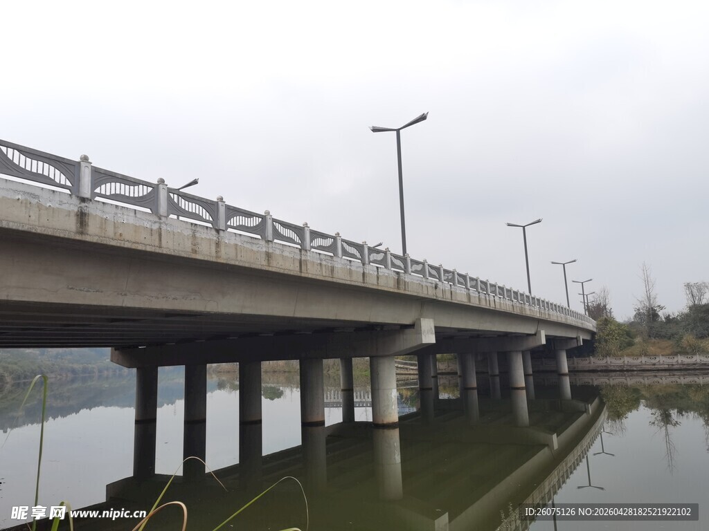 河畔长桥横跨水面