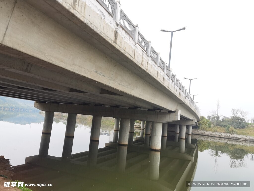 河畔桥梁横跨平静水面