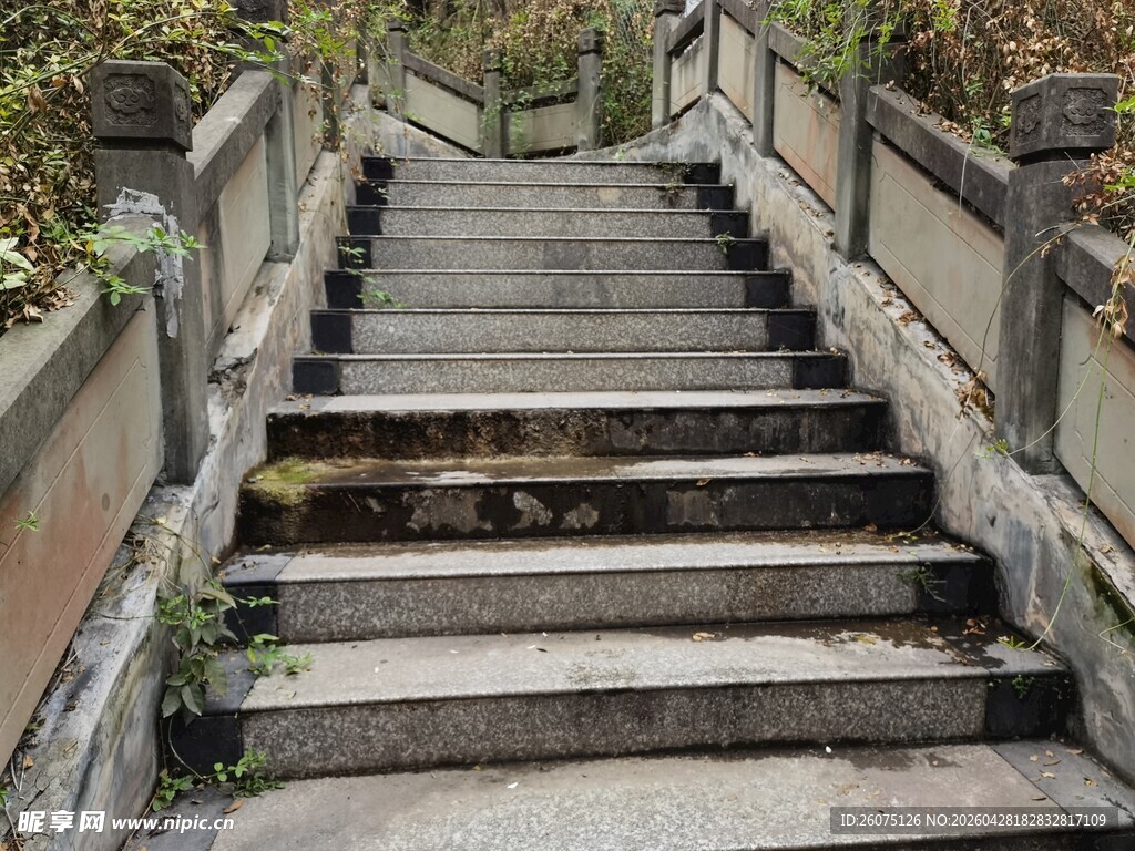 古朴石阶尽显岁月痕迹