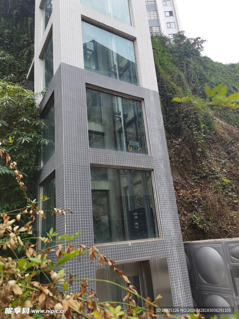 山间现代风格灰色建筑