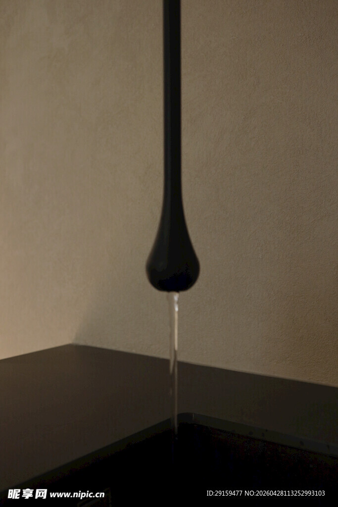水滴落下瞬间