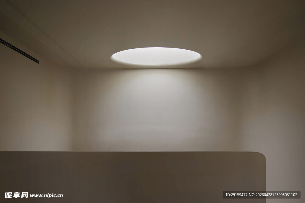 室内吸顶灯照亮简洁空间