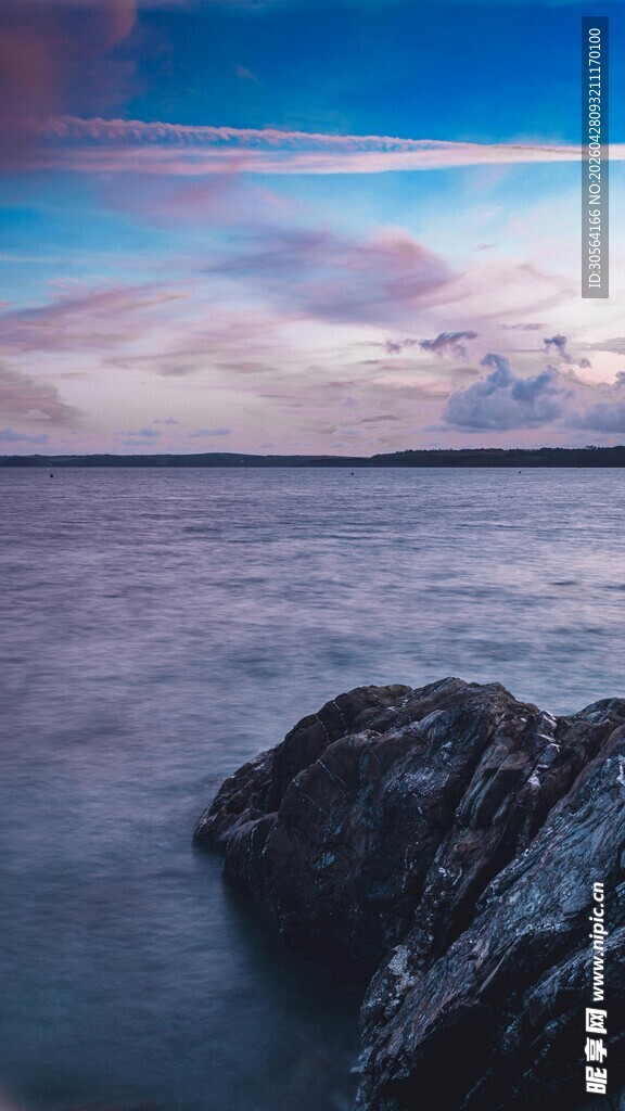 海边暮色中的礁石美景