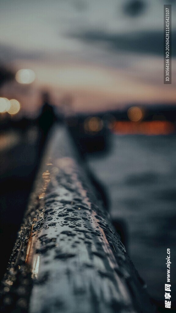 黄昏下带露珠的栏杆