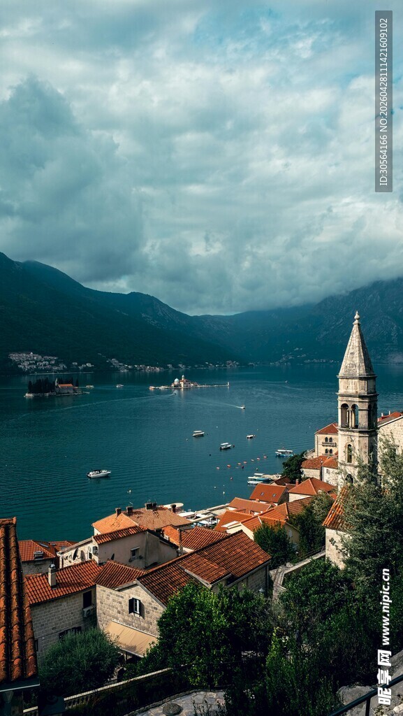 依山傍水的美丽小镇风光