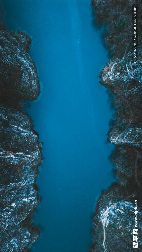 深海中的神秘岩石景观