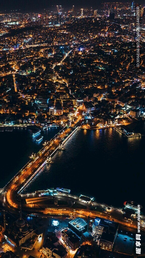 城市夜景璀璨灯光映照水域