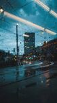 雨夜城市街道朦胧景象