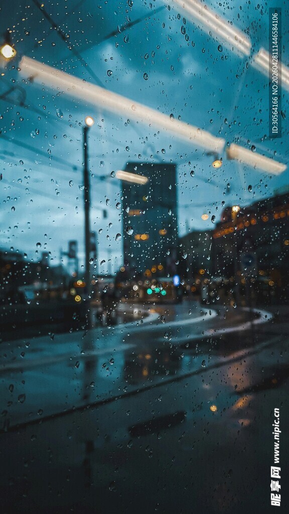 雨夜城市街道朦胧景象