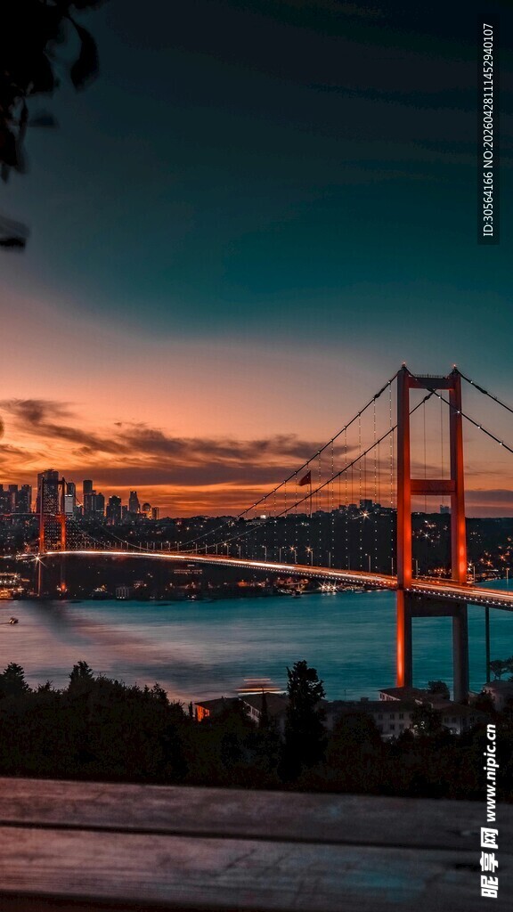黄昏下的壮丽大桥景观