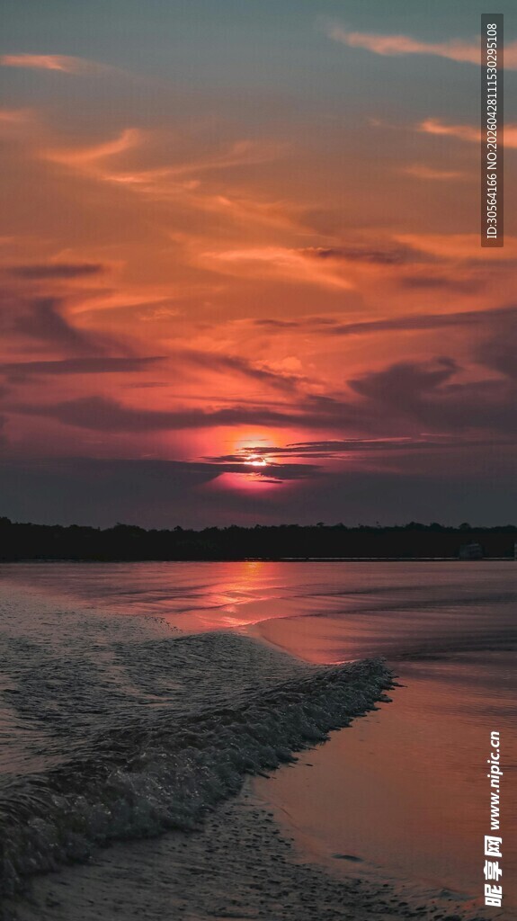 夕阳下的河畔美景