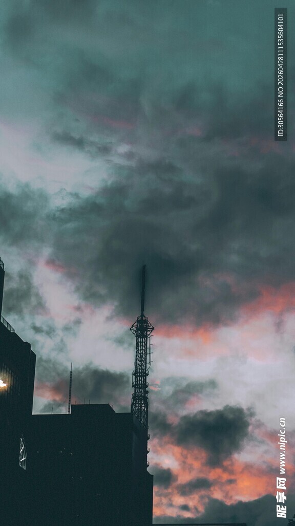 城市黄昏天空中的梦幻云彩