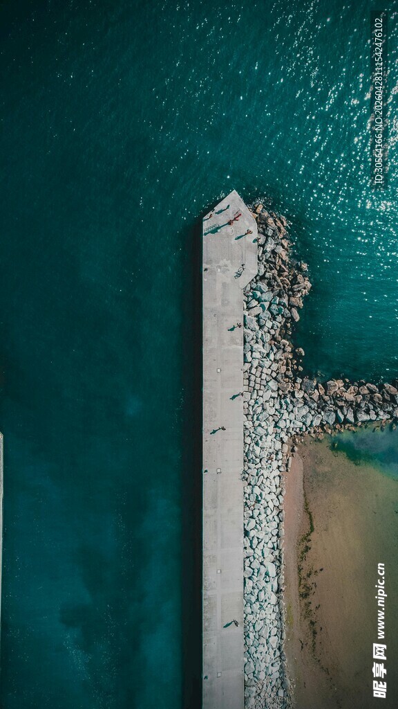 俯瞰海边栈桥与碧蓝海水