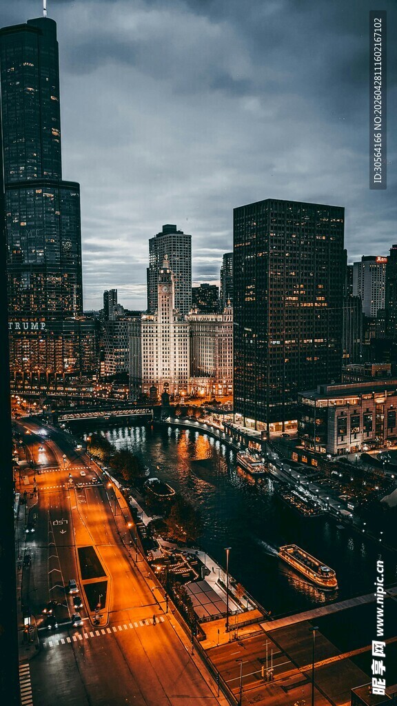 城市夜景中的繁忙街道