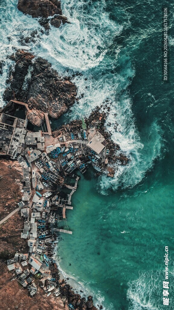 海岸风光碧海与礁石相映