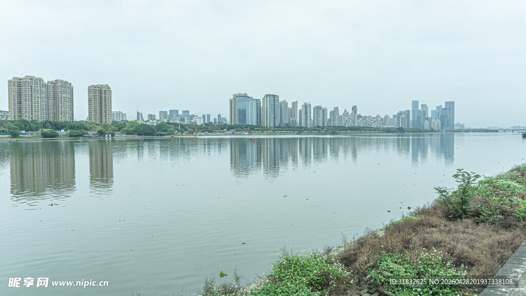 河畔城市风光 宁静水域
