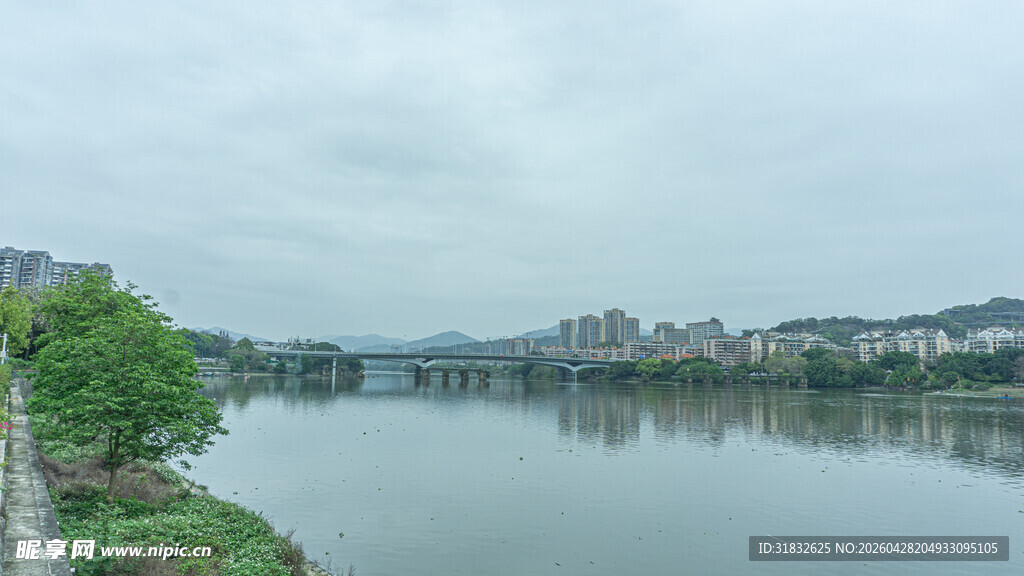 宁静河畔城市风光美景