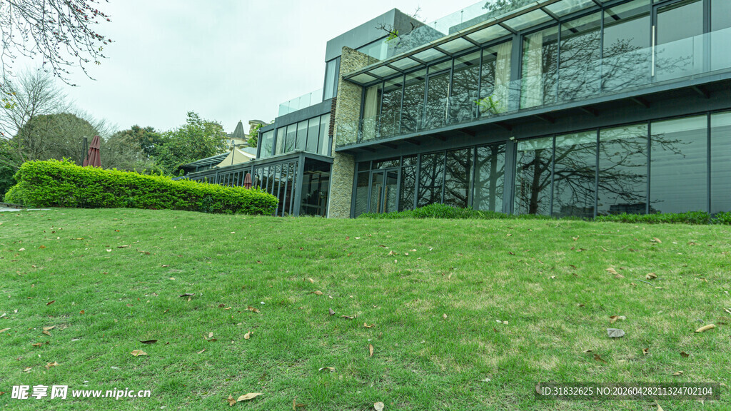 现代建筑旁的翠绿草坪