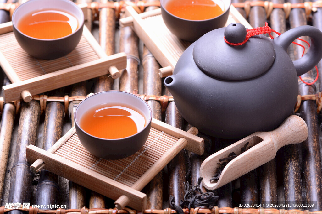 中式茶具与热茶