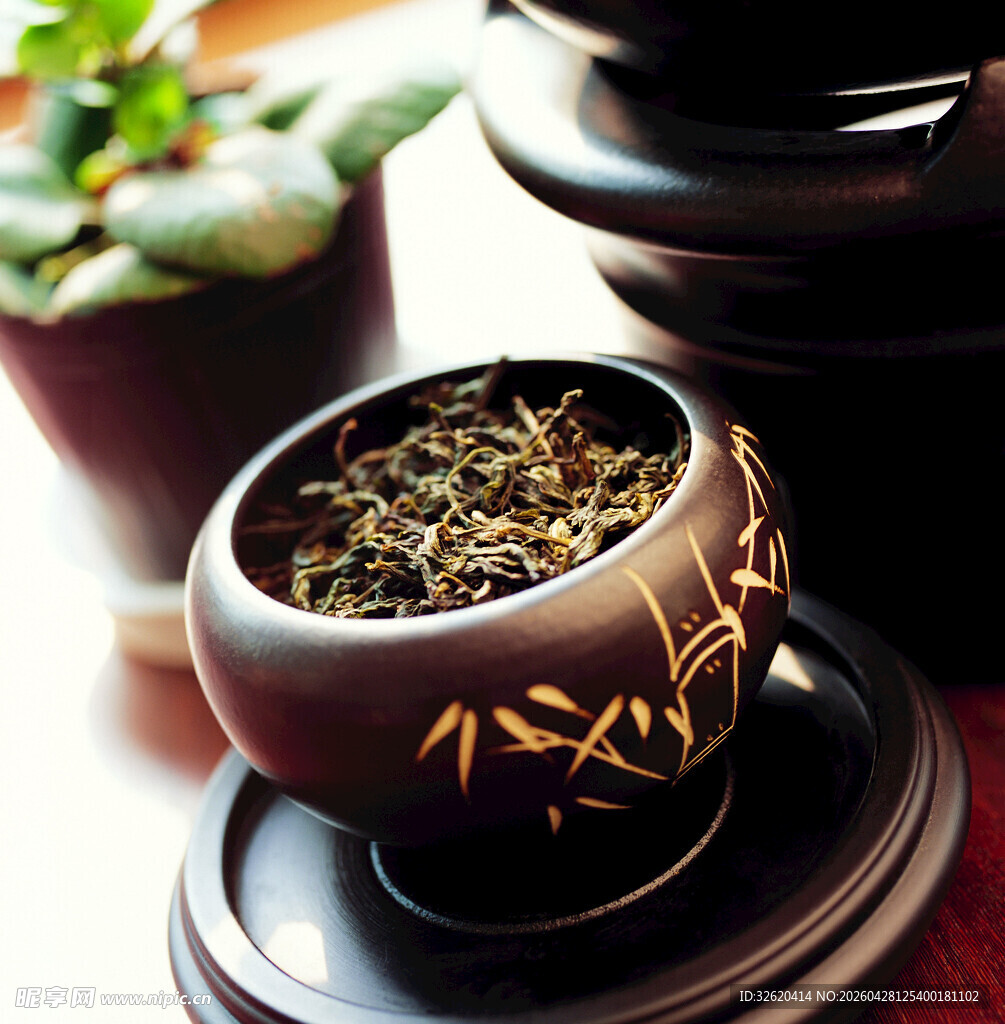 中式茶杯中的清新茶叶