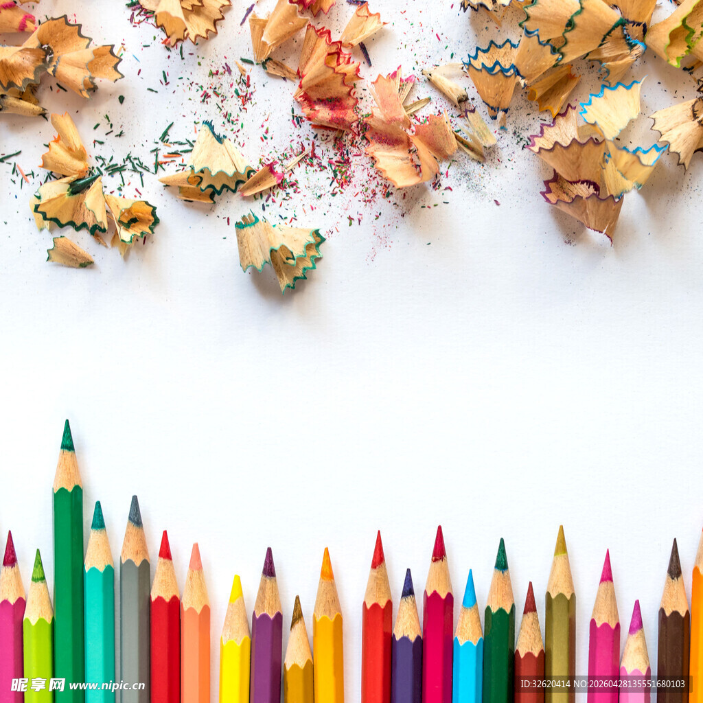 彩色铅笔与铅笔屑的组合